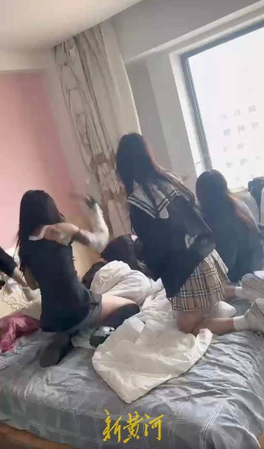 开云体育电脑版-包含多名主播街头上演群架被拘收入依赖打赏为博眼球的词条