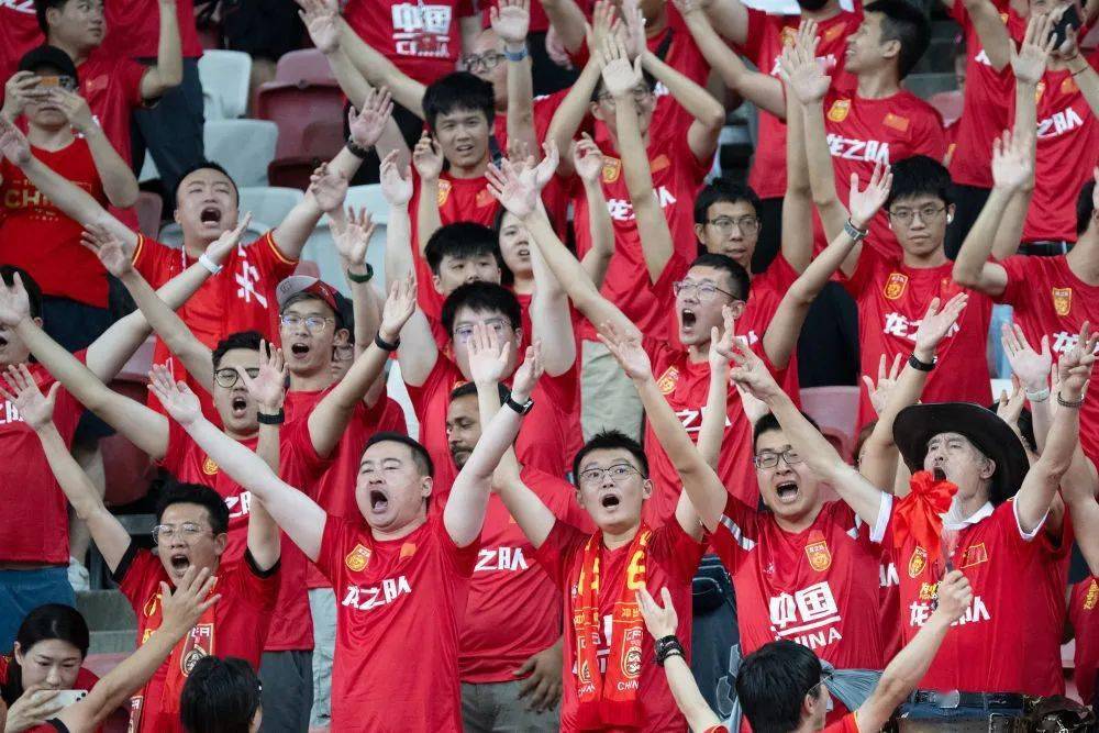 开云体育app-包含足球场上发生惊险一幕，球迷为之捏一把汗的词条